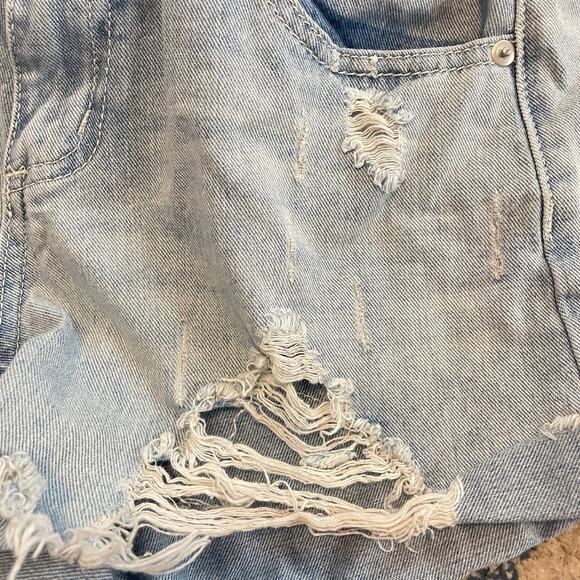 Rue 21 Distressed Light Wash Daisy Dukes Denim Jean Shorts Women's Size 4 - Picture 4 of 6